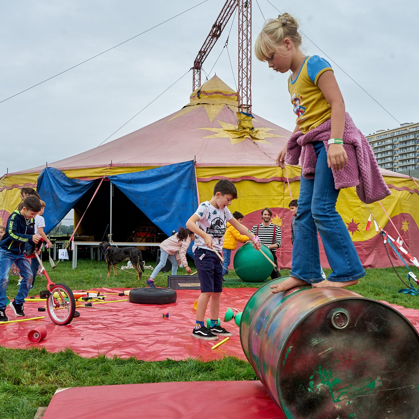 Kind die stapt op ton voor een circustent