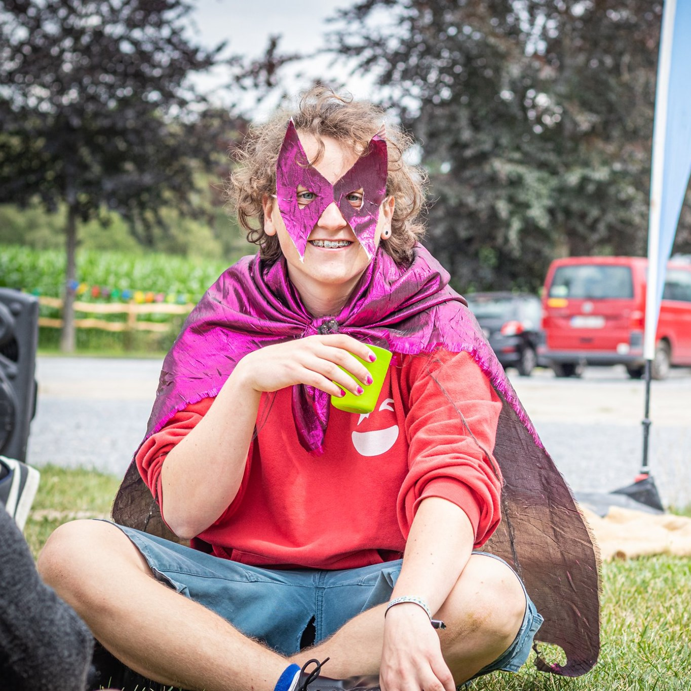 Jonas een verklede PioMonitor drinkt een drankje