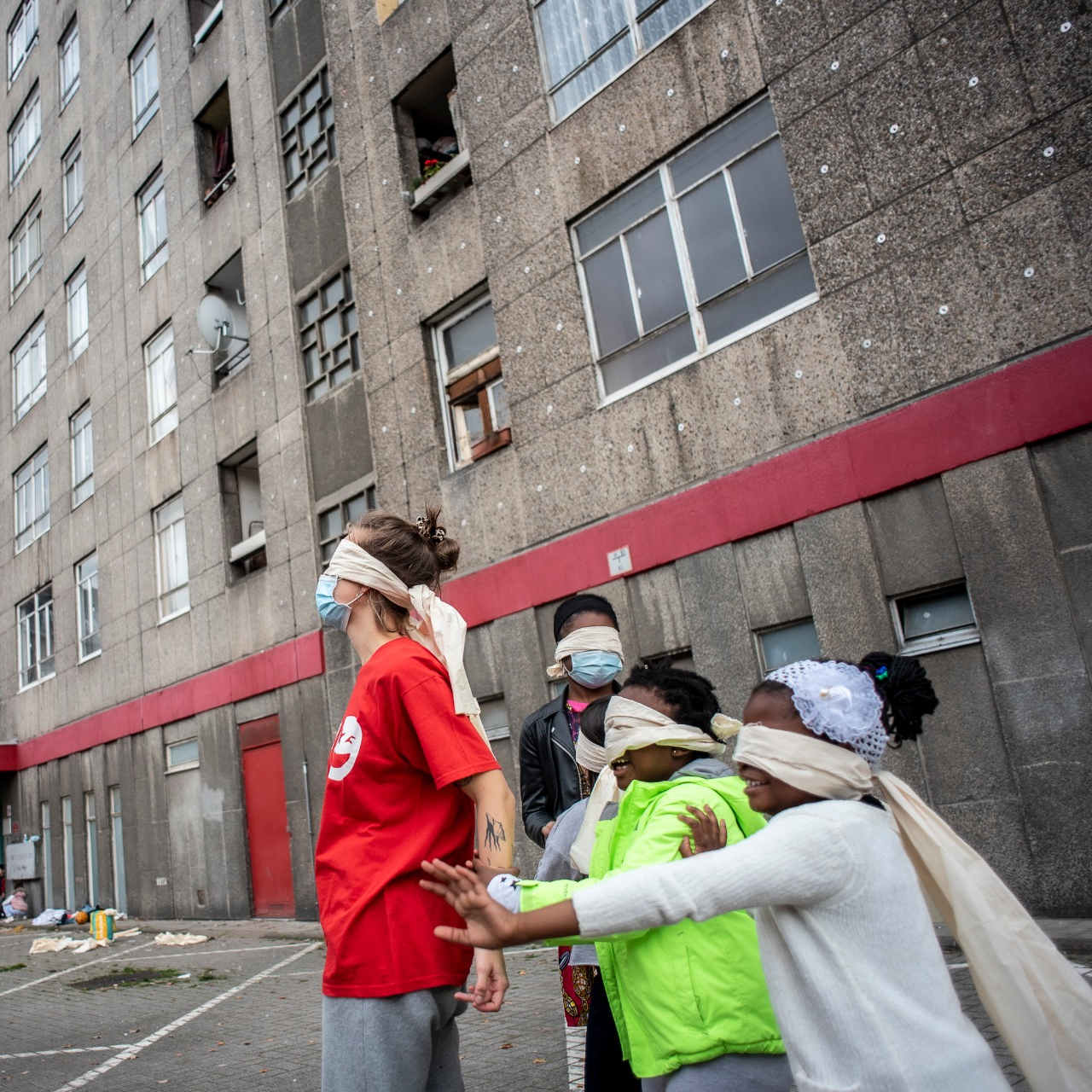 geblindoekte kinderen voor een appartementsgebouw