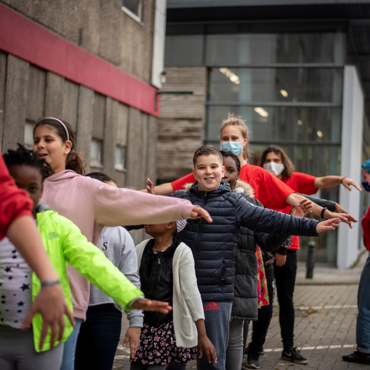 Diversiteit een rij kinderen en monitoren met armen gespreid