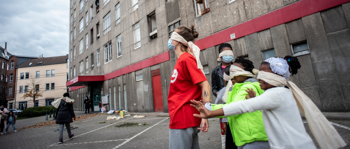 Lokale werking geblindoekte kinderen voor een appartementsgebouw