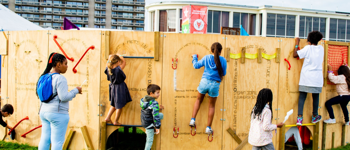 Kinderen op houten klimconstructie