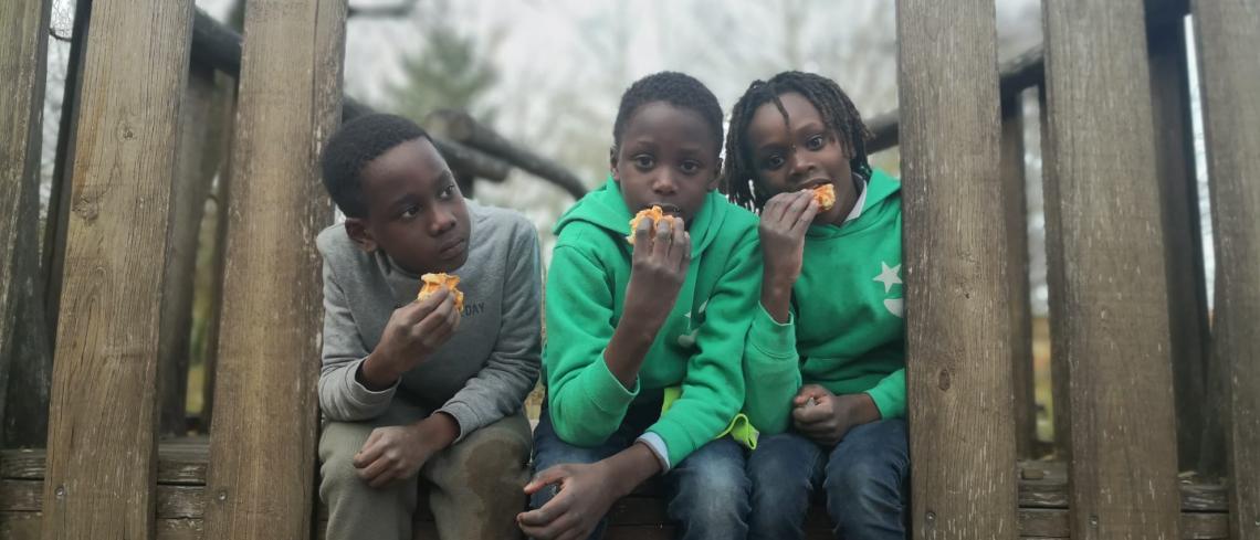 Article teaser: eetfestijn Brussel etende kinderen