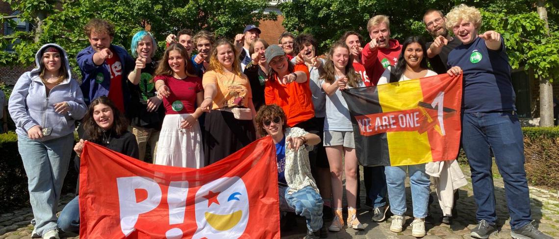 Groepsfoto van de vrijwilligers voor de zomerkampen van 2023