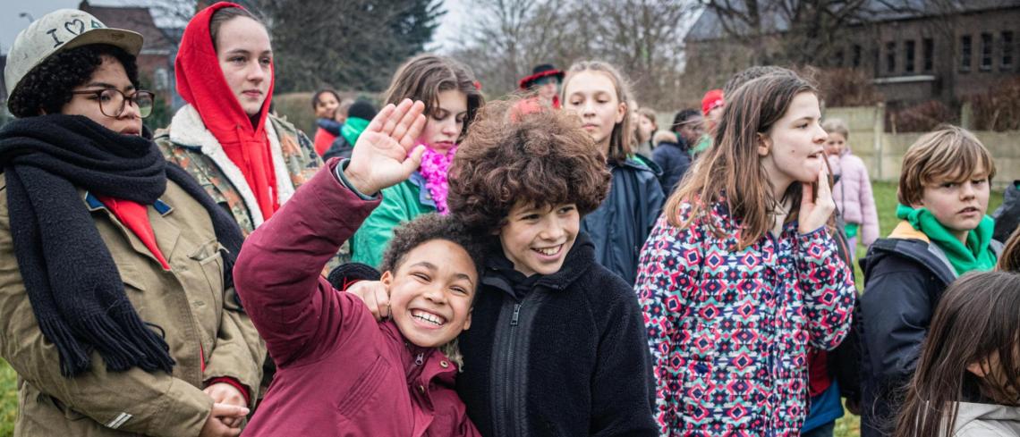 Spelende kinderen op het krokuskamp van 2023